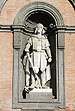 Неаполь, скульптура в нише дворца